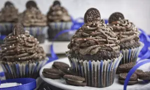 Schokoladen-Muffins mit Oreo-Creme-Topping, garniert mit ganzen Oreos und Schokoladensauce. Ein Genuss für alle Oreo-Fans!