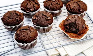 Schokoladenmuffins mit Schokostückchen, perfekt für einen Kindergeburtstag. Einer wurde schon probiert!