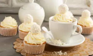 Köstliche Cupcakes mit cremiger Buttercreme und Kokosraspeln. Ein einfaches buttercreme rezept für süße Momente.