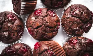 Saftige schoko kirsch muffins mit Schokoladenstückchen und Kirschen, bereit zum Genießen.