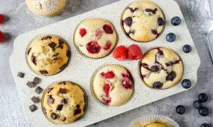Saftige Muffins mit Schokolade, Himbeeren und Blaubeeren im Muffinblech. Ein köstliches Muffins Rezept für jeden Anlass.