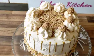 Eine köstliche Giotto Torte, verziert mit Nüssen, Sahnetupfern und Schokokugeln, bereit zum Genießen.