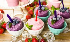 Erfrischende Fruchteis-Kreationen, die Lust machen, crème double selber machen. Blaubeer- und Erdbeer-Varianten mit frischen Beeren und Minze.