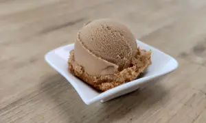 Ein Löffel cremiges Cola-Eis, perfekt für alle, die Eis selber machen wollen.