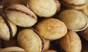 Nahaufnahme von Oreschki Keksen, gefüllt mit süßer Kondensmilch. Ein köstliches Oreschki Rezept zum Nachbacken.