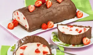 Schokoladenrolle mit Joghurt-Erdbeer-Füllung, garniert mit frischen Erdbeeren. Eine köstliche Joghurette Torte für den Sommer.