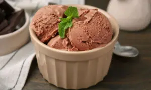 Schokoladeneis in einer Schale, garniert mit Minze. Perfekt für eis selber machen ohne eismaschine.