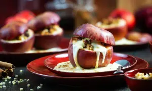 Ein köstliches Bratapfel Rezept: Saftige Äpfel gefüllt mit Nüssen und Zimt, übergossen mit warmer Vanillesauce. Perfekt für kalte Tage.