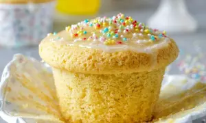 Ein Fanta Muffin mit Zuckerguss und bunten Streuseln, bereit zum Genießen.