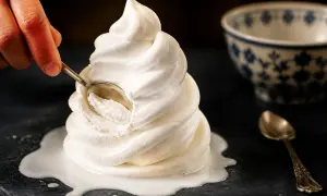 Ein Löffel nimmt eine Portion cremiges Milcheis, das sich perfekt für milcheis selber machen ohne eismaschine eignet.