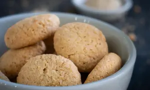 Kleine, goldbraune Amarettini in einer Schale, bereit zum Genießen. Ein einfaches amarettini rezept für süße Momente.