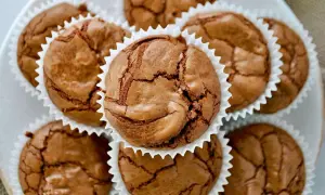 Saftige brownie muffins mit knackiger Kruste, perfekt für den süßen Genuss.