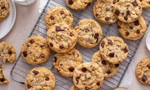 Frisch gebackene Chocolate Chip Cookies, perfekt zum selber machen. Mit Meersalzflocken bestreut, verlocken sie zum sofortigen Genuss.