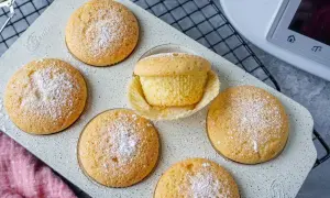 Leckere Muffins, frisch aus dem Thermomix, mit Puderzucker bestäubt.