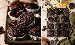 Saftige schoko bananen muffins, bestreut mit Schokostückchen, liegen in einer Muffinform. Daneben Bananen und Schokolade.
