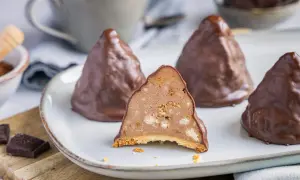 Schokoladen-Desserts, die an Granatsplitter erinnern, mit einem Stück, das die cremige Füllung mit Keksstücken zeigt. Ein köstliches Granatsplitter Rezept.