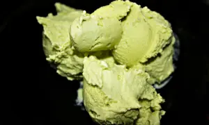 Ein Berg aus cremigem, hellgrünem Eis, das aussieht, als wäre die eisbasis selber machen eine tolle Idee gewesen.