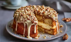 Saftige Nusstorte mit cremigem Guss und gehackten Nüssen, ein köstliches Rezept für jeden Anlass.