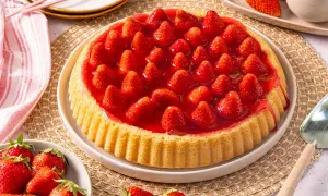 Ein köstlicher Erdbeerboden mit frischen Erdbeeren und Gelee. Dieses Erdbeerboden Rezept ist ein Genuss!