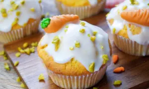 Leckere, schnelle Muffins mit weißer Glasur und kleinen Marzipan-Karotten. Perfekt für den Osterbrunch!