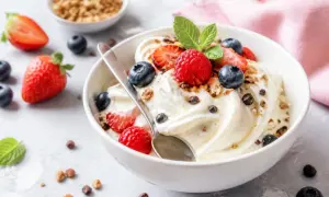 Ein cremiges Frozen Joghurt Rezept mit frischen Beeren und Granola. Perfekt für heiße Tage!
