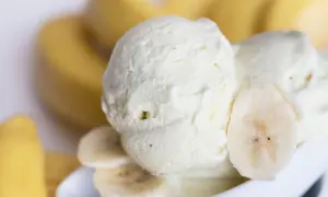 Cremiges Bananen Eis mit frischen Bananenscheiben, ein Genuss für heiße Tage.