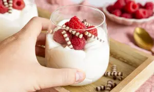 Ein schnelles Dessert mit Mascarpone, garniert mit frischen Himbeeren und Schokostäbchen. Perfekt für süße Momente!