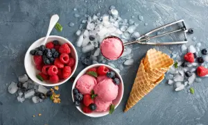 Himbeereis mit Blaubeeren und Waffeln. Perfekt, um milcheis selber machen zu lernen und den Sommer zu genießen.
