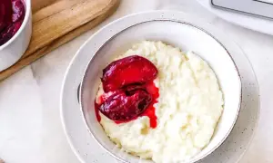 Cremiger Milchreis, perfekt zubereitet im Thermomix, mit süßen roten Früchten garniert. Ein Genuss!
