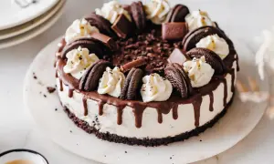 Ein köstlicher Oreo Cheesecake mit Schokoladendrip und Sahnetupfern. Perfekt für jeden Anlass.
