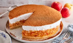 Saftige schwedische Apfeltorte mit Zimt und Sahne, bereit zum Genießen.
