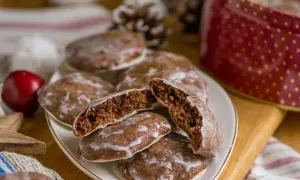 Saftige Lebkuchen, perfekt für jedes Lebkuchen Rezept. Einer ist aufgeschnitten und zeigt die feine Krume.