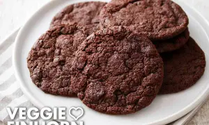 Saftige, schokoladige vegane Kekse auf einem Teller. Perfekt für alle, die auf tierische Produkte verzichten möchten.
