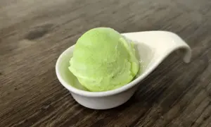 Ein Löffel cremiges, hellgrünes Apfeleis, perfekt für Apfeleis selber machen ohne Eismaschine.