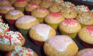 Bunte Mini Muffins mit Zuckerguss und Streuseln, ein leckeres mini muffins rezept für jede Gelegenheit.