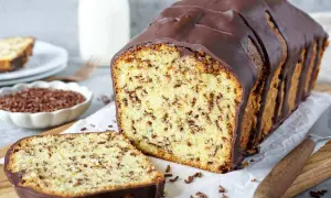 Ein saftiger Marmorkuchen mit Schokoladenglasur, perfekt zum Kuchen backen. Daneben liegen Schokostreusel und ein Messer.