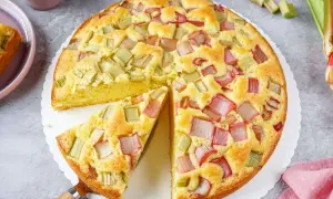 Ein saftiger, schneller Rhabarberkuchen mit vielen roten und grünen Rhabarberstücken, bereit zum Genießen.