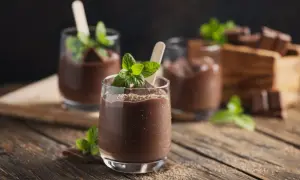 Schokoladenmousse im Glas, garniert mit Minze und Schokostückchen. Perfekt für die Zubereitung mit dem Thermomix.