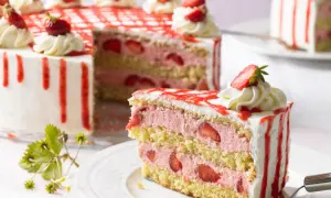 Saftige Erdbeertorte mit viel frischer Erdbeercreme und Biskuitböden. Ein köstliches Erdbeertorte Rezept für jeden Anlass.