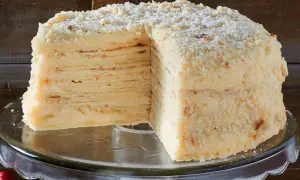 Schichtkuchen mit vielen dünnen Teigplatten und cremiger Füllung, bestreut mit Krümeln. Ein köstlicher Napoleon Torte.
