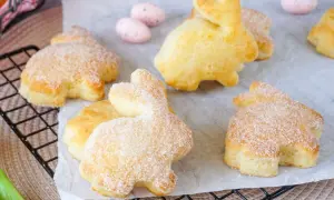 Leckere Quarkhasen, die nach einem einfachen Rezept zubereitet wurden. Perfekt für Ostern!
