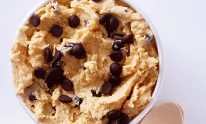 Schüssel voller leckerem Cookie Dough Rezept mit Schokostückchen. Perfekt zum Naschen oder Backen.