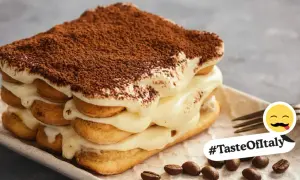 Ein köstliches Tiramisu, perfekt für Ihre Tiramisu Rezepte. Mit Löffelbiskuits, cremiger Mascarpone und Kakaopulver bestäubt. #TasteOfItaly