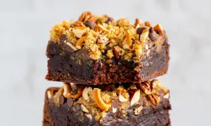 Zwei gestapelte Brownies mit Schokostückchen, Pekannüssen und Brezeln. Perfekt für Ihre nächsten Brownie Rezepte!