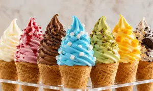 Bunte Softeis-Sorten in Waffeln, von Vanille bis Schoko, mit Toppings. Perfekt, um eisbindemittel selber machen zu lernen!