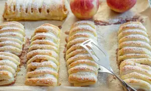 Frisch gebackene Apfeltaschen, bestäubt mit Puderzucker. Ein köstliches Apfeltaschen Rezept zum Nachbacken.