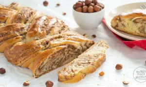 Ein goldbrauner Nusszopf, frisch gebacken, mit einer köstlichen Nussfüllung. Dieses Nusszopf Rezept ist ein Genuss!