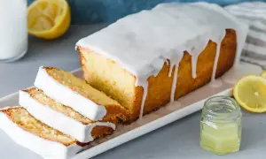 Saftiger Zitronenkuchen mit Zuckerguss, perfekt für Ihr nächstes zitronenkuchen rezept. Frisch geschnitten und mit Zitronenscheiben garniert.