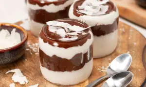 Schokoladen-Kokos-Traum: Ein köstliches Dessert im Glas mit cremiger Schicht und Kokosflocken.