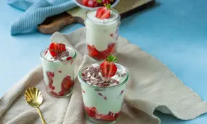 Leckere Quarkspeise mit frischen Erdbeeren und Schokostreuseln in Gläsern, ein einfaches Rezept für den Sommer.